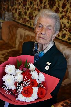 Представители АО "Златмаш" поздравили с днем рождения ветерана ВОВ и АО "Златмаш" Раису Матюшину