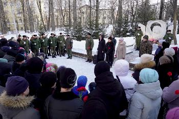 Активисты Совета ветеранов АО «Златмаш» приняли участие в акции «Цветы на граните».