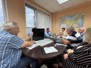 На Златмаше приступят к сборке опытных образцов плит «Мечта» с керамической поверхностью.