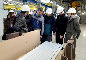 Школьники пришли на экскурсию на профиль