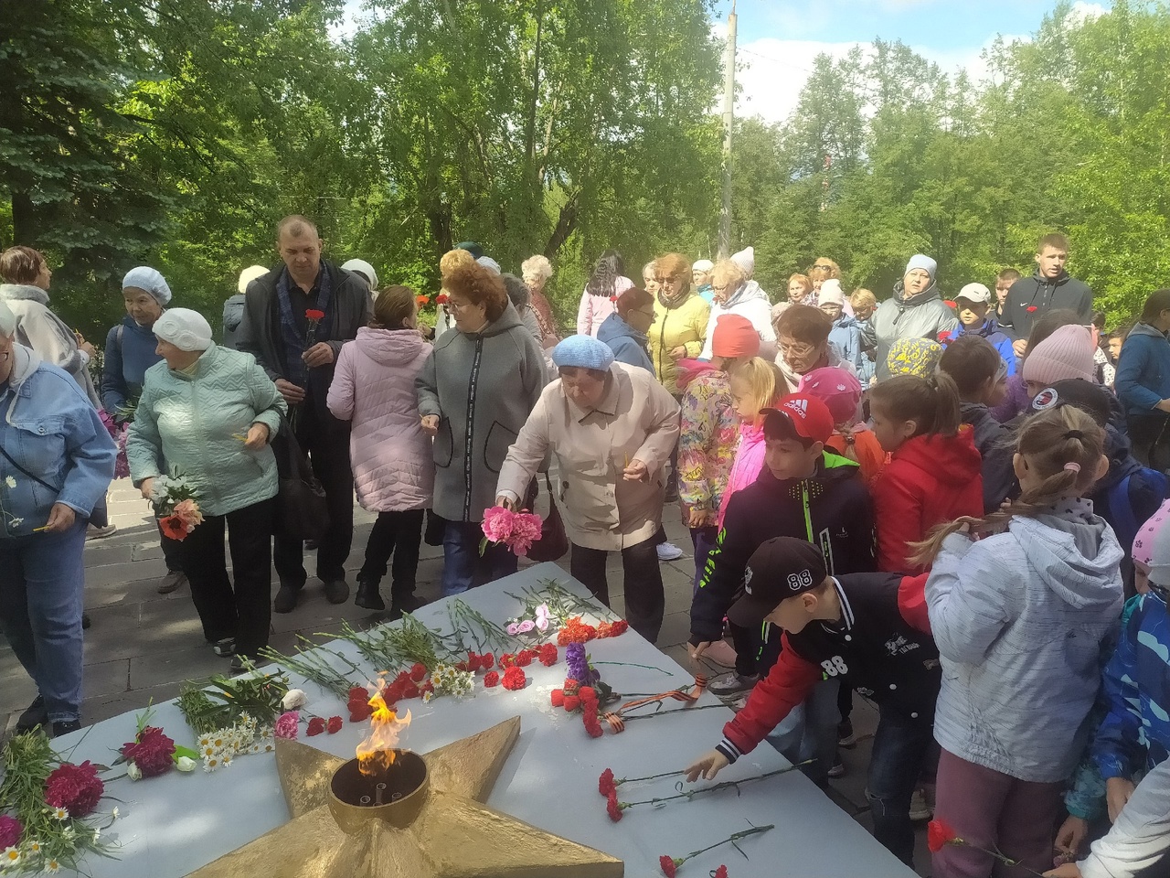 В День памяти и скорби в АО "Златмаш" прошел митинг с участием работников и ветеранов предприятия